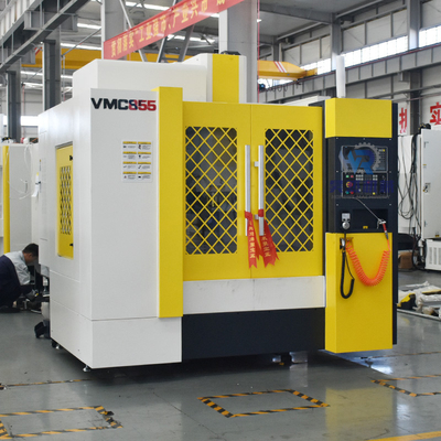 中心機械横のCNCのフライス盤Bt40の紡錘を製粉するVmc 855 CNC