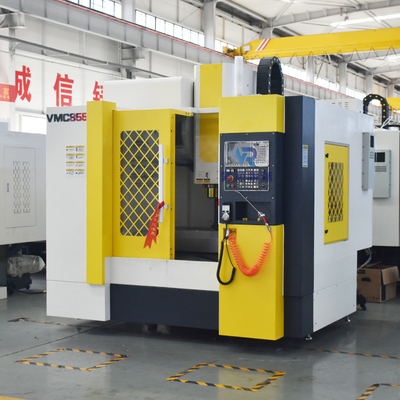 中心機械横のCNCのフライス盤Bt40の紡錘を製粉するVmc 855 CNC